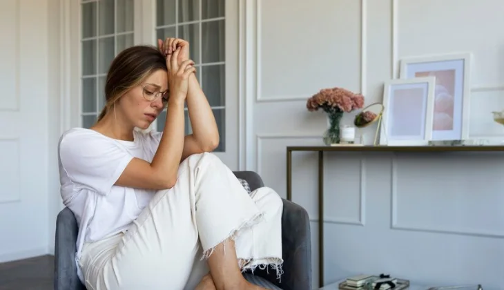 девушка с пикацизмом держится за голову